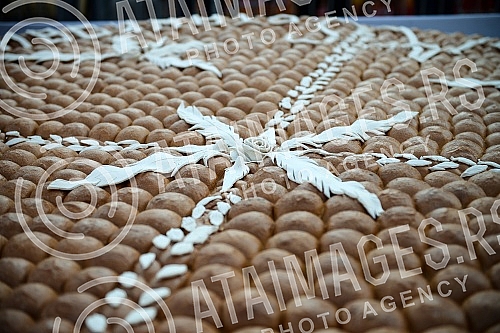 On the Republic Square held a traditional event Bakers' Union of Serbia and crushing Christmas cesnica (Serbian traditional cake)Na Trgu Republike odrzana tradicionalna manifestacija Unije pekara Srbije i lomljenje Bozicne cesnica (Srpska tradiciona
