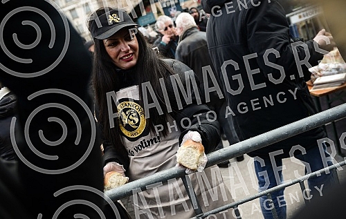 On the Republic Square held a traditional event Bakers' Union of Serbia and crushing Christmas cesnica (Serbian traditional cake)Na Trgu Republike odrzana tradicionalna manifestacija Unije pekara Srbije i lomljenje Bozicne cesnica (Srpska tradiciona