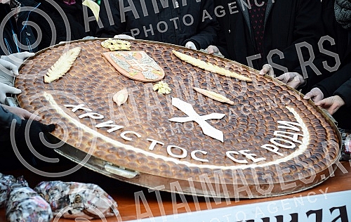 On the Republic Square held a traditional event Bakers' Union of Serbia and crushing Christmas cesnica (Serbian traditional cake)Na Trgu Republike odrzana tradicionalna manifestacija Unije pekara Srbije i lomljenje Bozicne cesnica (Srpska tradiciona