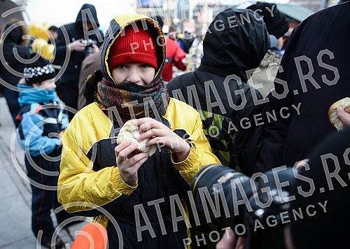 On the Republic Square held a traditional event Bakers' Union of Serbia and crushing Christmas cesnica (Serbian traditional cake)Na Trgu Republike odrzana tradicionalna manifestacija Unije pekara Srbije i lomljenje Bozicne cesnica (Srpska tradiciona