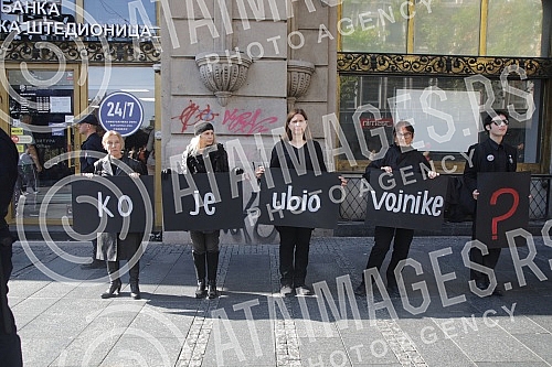 On the occasion of the eighteenth anniversary of the murder of two soldiers, and as a sign of solidarity with their families, Women in Black organized a commemorative gathering in black and silence in Knez Mihailova.Povodom osamnaeste godisnjice ub