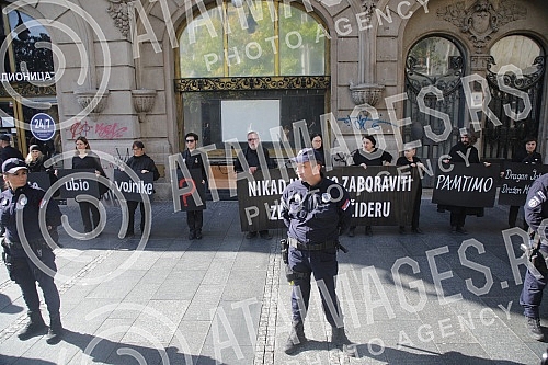 On the occasion of the eighteenth anniversary of the murder of two soldiers, and as a sign of solidarity with their families, Women in Black organized a commemorative gathering in black and silence in Knez Mihailova.Povodom osamnaeste godisnjice ub