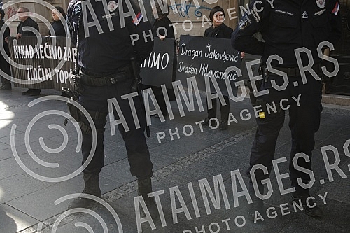 On the occasion of the eighteenth anniversary of the murder of two soldiers, and as a sign of solidarity with their families, Women in Black organized a commemorative gathering in black and silence in Knez Mihailova.Povodom osamnaeste godisnjice ub