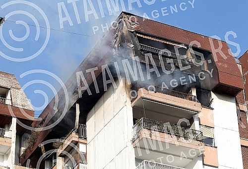 A fire in which the entire apartment on the tenth floor in Visoko Street, in Dorcol, burned down.Pozar u kojem je izgoreo ceo stan na desetom spratu u Ulici Visokog, na Dorcolu.