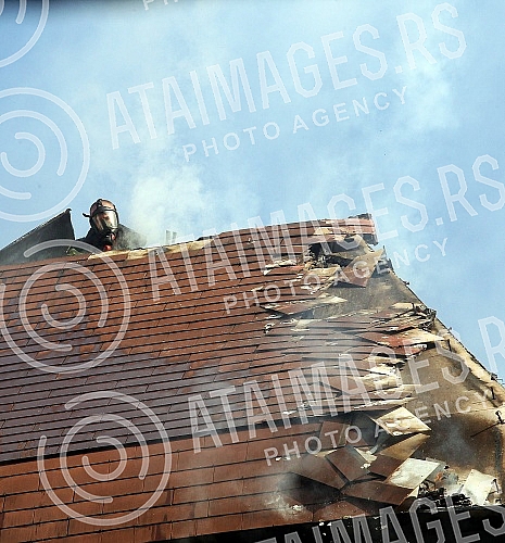 A fire in which the entire apartment on the tenth floor in Visoko Street, in Dorcol, burned down.Pozar u kojem je izgoreo ceo stan na desetom spratu u Ulici Visokog, na Dorcolu.