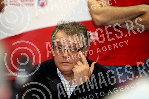 An extraordinary press conference of the Waterpolo Club Crvena zvezda after the incident and attacks on players in Split (Croatia).Vanredna pres konferencija Vaterpolo kluba Crvena zvezda posle incidenta i napada na igrace u Splitu.