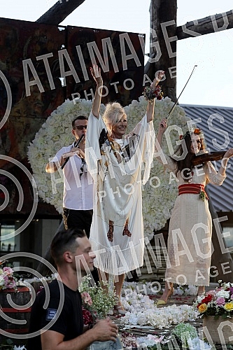 Singer Dragica Radosvljevic Cakana is recording a music video for a new song in Zornica's house.Pevacica Dragica Radosvljevic Cakana u Zornica kuci snima muzicki spot za novu pesmu.