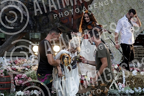 Singer Dragica Radosvljevic Cakana is recording a music video for a new song in Zornica's house.Pevacica Dragica Radosvljevic Cakana u Zornica kuci snima muzicki spot za novu pesmu.