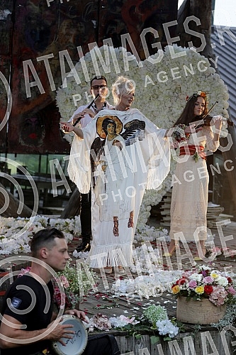 Singer Dragica Radosvljevic Cakana is recording a music video for a new song in Zornica's house.Pevacica Dragica Radosvljevic Cakana u Zornica kuci snima muzicki spot za novu pesmu.