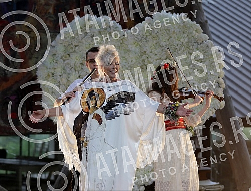 Singer Dragica Radosvljevic Cakana is recording a music video for a new song in Zornica's house.Pevacica Dragica Radosvljevic Cakana u Zornica kuci snima muzicki spot za novu pesmu.