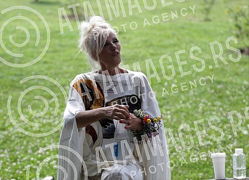 Singer Dragica Radosvljevic Cakana is recording a music video for a new song in Zornica's house.Pevacica Dragica Radosvljevic Cakana u Zornica kuci snima muzicki spot za novu pesmu.