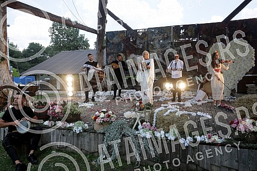 Singer Dragica Radosvljevic Cakana is recording a music video for a new song in Zornica's house.Pevacica Dragica Radosvljevic Cakana u Zornica kuci snima muzicki spot za novu pesmu.