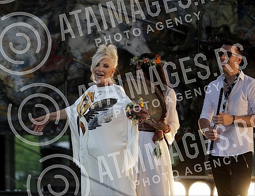 Singer Dragica Radosvljevic Cakana is recording a music video for a new song in Zornica's house.Pevacica Dragica Radosvljevic Cakana u Zornica kuci snima muzicki spot za novu pesmu.
