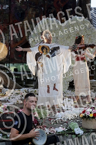 Singer Dragica Radosvljevic Cakana is recording a music video for a new song in Zornica's house.Pevacica Dragica Radosvljevic Cakana u Zornica kuci snima muzicki spot za novu pesmu.