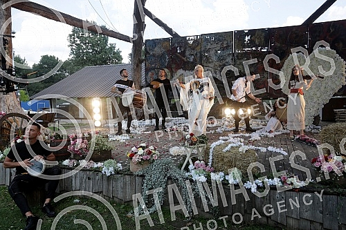 Singer Dragica Radosvljevic Cakana is recording a music video for a new song in Zornica's house.Pevacica Dragica Radosvljevic Cakana u Zornica kuci snima muzicki spot za novu pesmu.