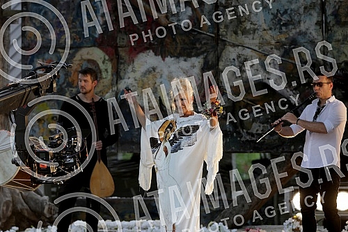 Singer Dragica Radosvljevic Cakana is recording a music video for a new song in Zornica's house.Pevacica Dragica Radosvljevic Cakana u Zornica kuci snima muzicki spot za novu pesmu.