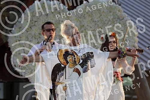 Singer Dragica Radosvljevic Cakana is recording a music video for a new song in Zornica's house.Pevacica Dragica Radosvljevic Cakana u Zornica kuci snima muzicki spot za novu pesmu.