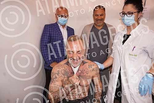 World-famous influencer and businessman of Italian origin Gianluca Vacchi and his partner Sharon Fonseca came to Belgrade today to receive the second dose of covid-19 vaccine at the Belgrade Fair.Svetski poznati influenser i biznismen italijanskog 