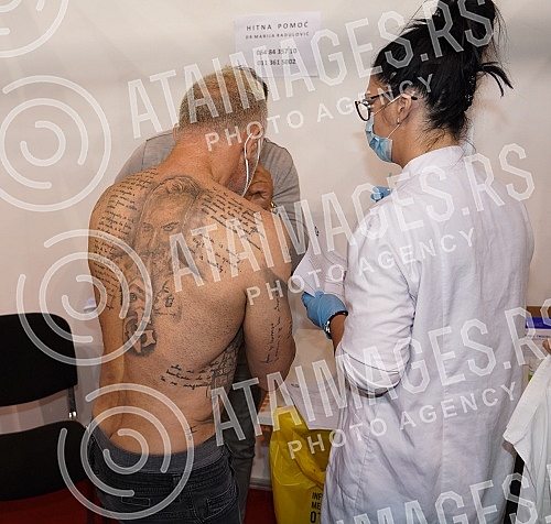 World-famous influencer and businessman of Italian origin Gianluca Vacchi and his partner Sharon Fonseca came to Belgrade today to receive the second dose of covid-19 vaccine at the Belgrade Fair.Svetski poznati influenser i biznismen italijanskog 