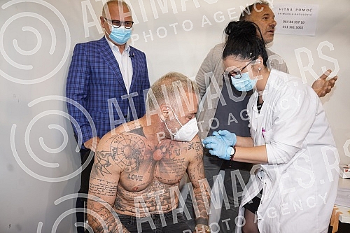World-famous influencer and businessman of Italian origin Gianluca Vacchi and his partner Sharon Fonseca came to Belgrade today to receive the second dose of covid-19 vaccine at the Belgrade Fair.Svetski poznati influenser i biznismen italijanskog 
