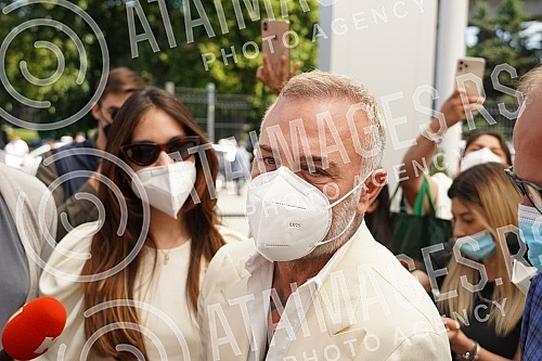 World-famous influencer and businessman of Italian origin Gianluca Vacchi and his partner Sharon Fonseca came to Belgrade today to receive the second dose of covid-19 vaccine at the Belgrade Fair.Svetski poznati influenser i biznismen italijanskog 