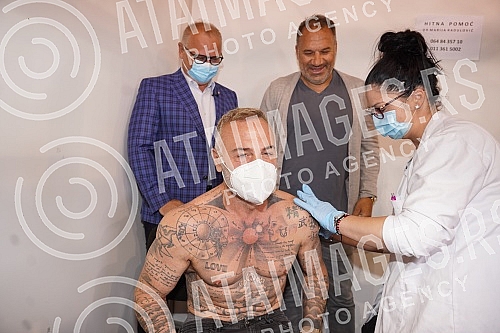 World-famous influencer and businessman of Italian origin Gianluca Vacchi and his partner Sharon Fonseca came to Belgrade today to receive the second dose of covid-19 vaccine at the Belgrade Fair.Svetski poznati influenser i biznismen italijanskog 