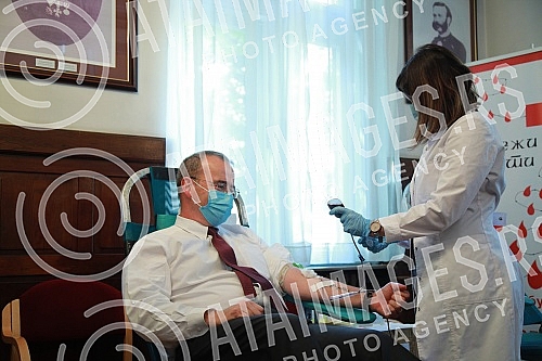 In the Serbian Red Cross, US Ambassador Anthony Godfrey and the US Embassy are marking the 20th anniversary of the terrorist attacks with an action of voluntary blood donation. U Crvenom krstu Srbije ambasador SAD Entoni Godfri i ambasada SAD obele