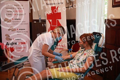 In the Serbian Red Cross, US Ambassador Anthony Godfrey and the US Embassy are marking the 20th anniversary of the terrorist attacks with an action of voluntary blood donation. U Crvenom krstu Srbije ambasador SAD Entoni Godfri i ambasada SAD obele