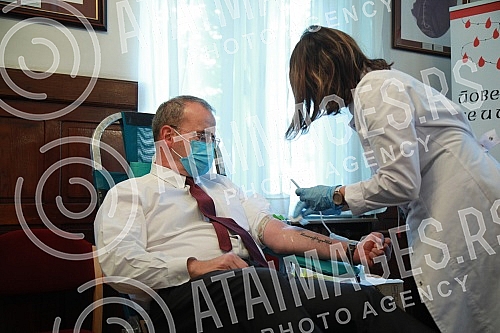 In the Serbian Red Cross, US Ambassador Anthony Godfrey and the US Embassy are marking the 20th anniversary of the terrorist attacks with an action of voluntary blood donation. U Crvenom krstu Srbije ambasador SAD Entoni Godfri i ambasada SAD obele