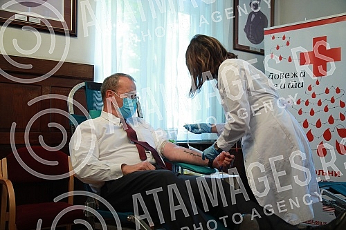 In the Serbian Red Cross, US Ambassador Anthony Godfrey and the US Embassy are marking the 20th anniversary of the terrorist attacks with an action of voluntary blood donation. U Crvenom krstu Srbije ambasador SAD Entoni Godfri i ambasada SAD obele