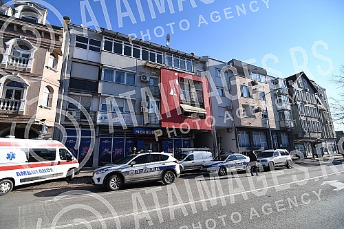 The drama in Cara Dusana Street in Novi Sad, where YouTuber Danijel Djukic lives, has been going on for several hours, he locked himself in an apartment and threatened to take his own life.Drama u novosadskoj ulici Cara Dusana u kojoj zivi jutjuber