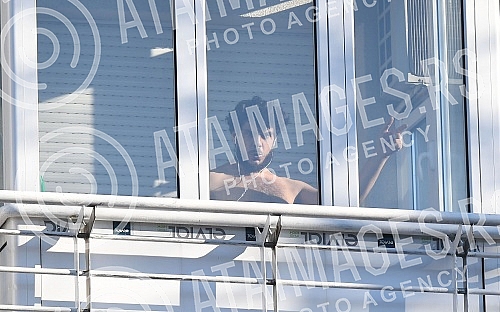 The drama in Cara Dusana Street in Novi Sad, where YouTuber Danijel Djukic lives, has been going on for several hours, he locked himself in an apartment and threatened to take his own life.Drama u novosadskoj ulici Cara Dusana u kojoj zivi jutjuber