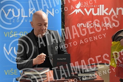 Miodrag Majic signed his books in Nis at the Vulkan Delta Planet bookstore.Miodrag Majic je svoje knjige potpisivao u Nisu u knjizari Vulkan Delta Planet.