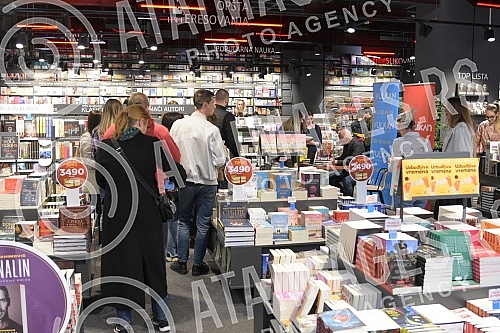 Miodrag Majic signed his books in Nis at the Vulkan Delta Planet bookstore.Miodrag Majic je svoje knjige potpisivao u Nisu u knjizari Vulkan Delta Planet.