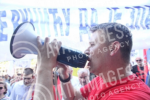 Protest citizens of Cajetina who are unhappy with the delay of issuing permits for the construction of a panoramic cableway on Zlatibor.Protest gradjana Cajetine koji su nezadovoljni zbog odlaganja izdavanja dozvole za izgradnju panoramske zicare na