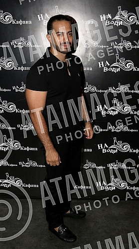 Performance of Adil (Adil Maksutovic) held on raft Na vodi kafana.Nastup Adila (Adil Maksutovic) na splavu Na vodi kafana.