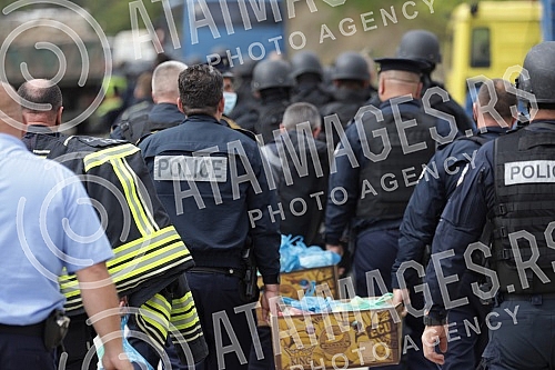 At the Jarinje crossing on the administrative border with Kosovo and Metohija and the road to Leposavica, after the decision of the Pristina authorities to introduce reciprocal measures towards Serbia and the order that all vehicles with Serbian lice