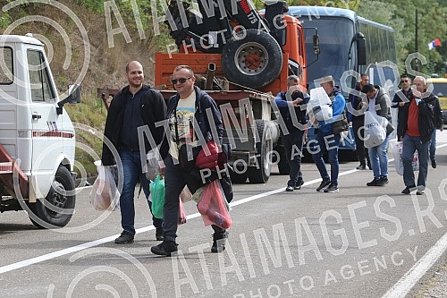 At the Jarinje crossing on the administrative border with Kosovo and Metohija and the road to Leposavica, after the decision of the Pristina authorities to introduce reciprocal measures towards Serbia and the order that all vehicles with Serbian lice