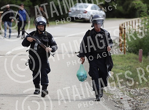 At the Jarinje crossing on the administrative border with Kosovo and Metohija and the road to Leposavica, after the decision of the Pristina authorities to introduce reciprocal measures towards Serbia and the order that all vehicles with Serbian lice
