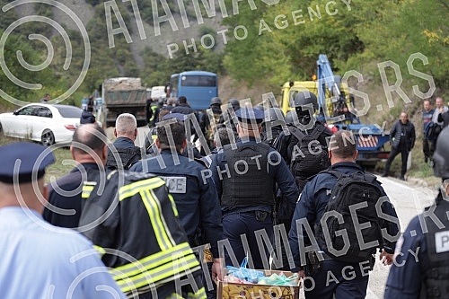 At the Jarinje crossing on the administrative border with Kosovo and Metohija and the road to Leposavica, after the decision of the Pristina authorities to introduce reciprocal measures towards Serbia and the order that all vehicles with Serbian lice