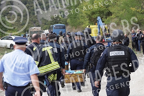 At the Jarinje crossing on the administrative border with Kosovo and Metohija and the road to Leposavica, after the decision of the Pristina authorities to introduce reciprocal measures towards Serbia and the order that all vehicles with Serbian lice