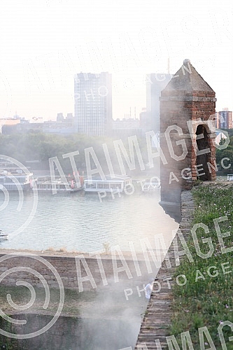 The fire on Kalemegdan that broke out next to the walls was put out by the people who were there.Pozar na Kalemegdanu koji je izbio pored zidina su ugasli ljudi koji su se tu nasli.