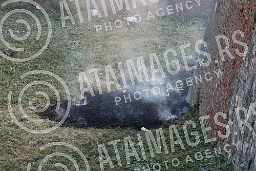 The fire on Kalemegdan that broke out next to the walls was put out by the people who were there.Pozar na Kalemegdanu koji je izbio pored zidina su ugasli ljudi koji su se tu nasli.
