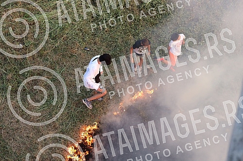 The fire on Kalemegdan that broke out next to the walls was put out by the people who were there.Pozar na Kalemegdanu koji je izbio pored zidina su ugasli ljudi koji su se tu nasli.