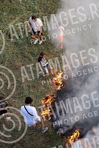 The fire on Kalemegdan that broke out next to the walls was put out by the people who were there.Pozar na Kalemegdanu koji je izbio pored zidina su ugasli ljudi koji su se tu nasli.