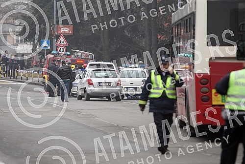 Three people were injured and three cars damaged in the settlement Brace Jerkovic when it exploded car is in motion.Tri osobe su povredjene i tri automobila ostecena u naselju Brace Jerkovic kada je eksplodirao automobil u pokretu.