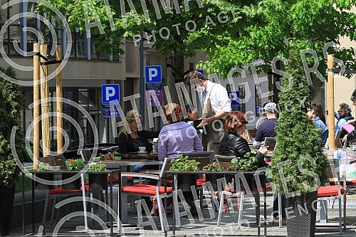 Opening of cafes after mitigation of measures to combat the coronavirus epidemic.Otvaranje kafica posle ublazavanje mera borbe protiv epidemije korona virusa.