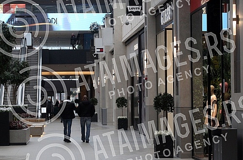 Gallery shopping center after the weekend during which there was no work. Trzni centar Galerija posle vikedna tokom kog se nije radilo