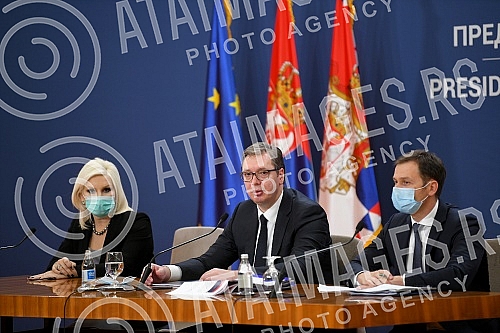 At the Palace of Serbia, Serbian president Aleksandar Vucic held a meeting with ministers and directors of public companies in charge of strategic projects in the field of infrastructure, mining, energy and economy. U Palati Srbija predsednik Srbij