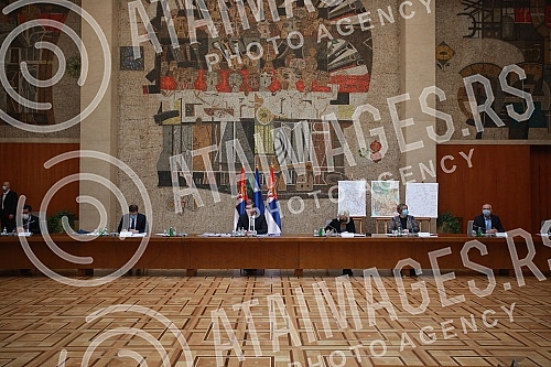 At the Palace of Serbia, Serbian president Aleksandar Vucic held a meeting with ministers and directors of public companies in charge of strategic projects in the field of infrastructure, mining, energy and economy. U Palati Srbija predsednik Srbij